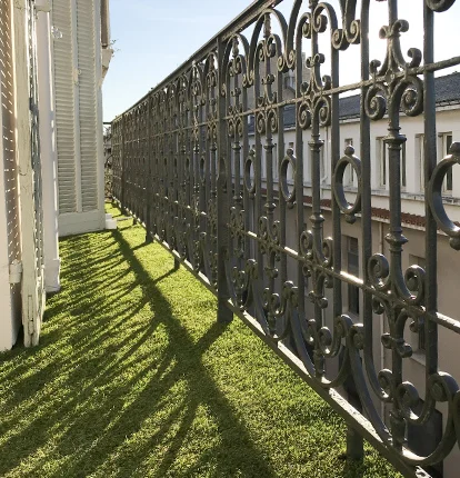 Balcon en herbe artificielle