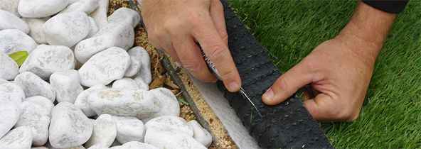 Positionner vos lés de fausse pelouse et réaliser les découpes en bordure 1