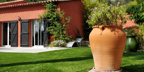 maison et jardin type mediterraneen avec herbe artificielle