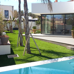 Aménagement de tour de piscine en pelouse artificielle dans une maison moderne