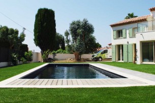 Création en pelouse artificielle : Gazon synthétique à Béziers, votre nouveau décor livré posé !